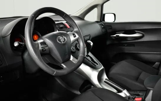 Toyota Auris 1.60 автоматическая, фото №1